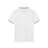 Remera polo Lacoste de manga corta en color azul marino, con detalles en blanco en el cuello y en los bordes de las mangas. Cuenta con un bolsillo frontal en el pecho adornado con ribete blanco y el clásico logotipo del cocodrilo bordado, además de cierre frontal con botones.