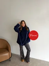 Pantalón oxford de viscosa con estampado animal print tipo jirafa, en tonos azul marino y beige, de tiro alto y corte ajustado que se ensancha hacia el dobladillo.