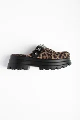 Sueco con estampado animal print de leopardo, plataforma y hebilla lateral ajustable.