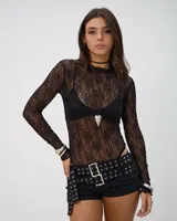 Body de encaje negro con mangas largas y cuello alto, confeccionado en tejido transparente con diseño floral.