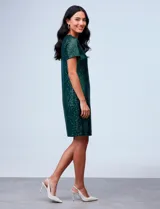 Vestido corto de lentejuelas marca Ninety, color verde. Posee cuello a la base, mangas cortas y forro interno al tono.