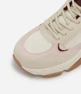Championes chunky femeninas de la marca Satinato, confeccionadas en PU texturizado con paneles superpuestos en tonos beige, rosado y bordó. Cuentan con cierre de cordones, entresuela con diseño en capas y suela robusta de goma.