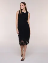 Vestido midi de crepe color azul, sin mangas, con cuello asimétrico con pliegues y ruedo con terminación en encaje calado.