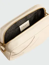 Bandolera Golden Goose modelo Star Bag, color marfil con aplique de estrella en el frente y correa ajustable.