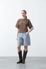 Remera blanca de manga corta con bordado frontal en azul que dice "dolce far niente the sweetness of doing nothing". Tiene un calce relajado.