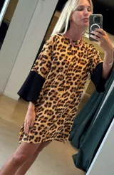 Túnica corta de lino tusor con estampado animal print y mangas 3/4 de algodón a rayas horizontales en azul marino y blanco.