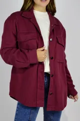 Camisa marrón con cuello camisero, cierre frontal con botones, mangas largas y bolsillos plaqué con solapa en el pecho.