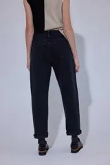 Pantalón de jean con efecto lavado ácido en tono marrón oscuro, de corte recto y tiro medio.