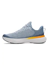 Championes de running Under Armour modelo Infinite, con parte superior de tejido de punto transpirable en tonos celestes y azules. Cuenta con amortiguación reactiva UA HOVR en la entresuela, detalle de logo de la marca en color naranja y suela de goma resistente.
