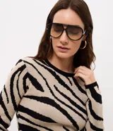 Suéter de punto Cortelle con estampado de cebra en tonos beige y negro, cuello redondo acanalado y mangas largas con puños elásticos.