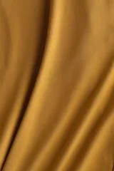 Pantalón holgado confeccionado en punto suave, de color mostaza, con cintura elástica oculta y piernas amplias de corte recto.