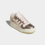 Championes Adidas Forum Bold Stripes de plataforma, confeccionados en cuero sintético metalizado color oro rosa, con las icónicas tres tiras y detalles en tono rosado claro, y suela de goma.