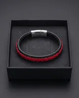 Pulsera de diseño bicolor con cuero trenzado en color rojo y bordes negros, con cierre magnético de acero inoxidable pulido.