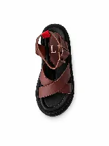 Sandalias Everest de cuero marrón con textura símil serpiente y suela negra plana. Poseen tiras cruzadas en el empeine y tira ajustable con hebilla metálica en el talón.