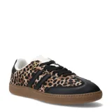 Championes de mujer Miss Carol modelo Lepp, con diseño de estampado animal print de leopardo, detalles en eco-cuero negro, cordones negros y suela de goma tipo tómbola.