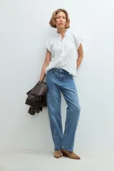 Camisa blanca de manga corta con cuello mao y detalle de punto smock.