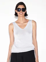 Musculosa plateada de lurex con escote en V y breteles finos.