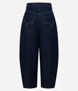 Pantalón de jean azul oscuro con corte barrel, tiro alto y diseño de piernas amplias con terminación afinada. Cuenta con cintura con pasadores, cierre frontal con botón y bolsillos funcionales.