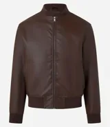 Campera estilo bomber de hombre, color marrón oscuro, confeccionada en poliuretano (PU) con cuello alto, cierre frontal y puños y bajo acanalados.