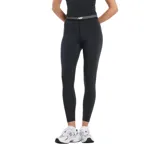 Calza deportiva New Balance de color negro, con cintura elástica de tiro alto que presenta detalles de líneas horizontales blancas y el logo de la marca en el centro.