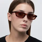 Lentes de sol rectangulares con montura Carey y lentes marrones polarizadas. Ofrecen protección UV400 y están fabricadas con materiales bio-based y propionato de celulosa.