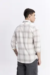 Camisa de manga larga confeccionada en viyela de algodón con diseño de cuadros en tonos azul y verde. Presenta cierre frontal con botones, cuello clásico y bolsillo en el pecho.