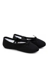 Zapatillas de ballet negras con elásticos cruzados sobre el empeine y cordón de ajuste frontal.