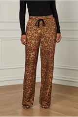 Pantalón de punto con estampado de leopardo, corte recto y cintura con cordón ajustable.