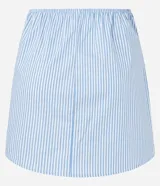 Minifalda de playa con estampado de rayas verticales azules y blancas, con lazo en la cintura.