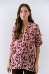 Camisa de viscosa color rosado con estampado animal print en tonos borgoña, con cuello mao y cierre frontal con botones.
