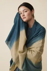 Bufanda fina rectangular con flecos, en tejido de lana y seda, con diseño degradé que combina azul petróleo y beige.