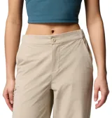 Pantalón Columbia Shale Ridge color beige, de corte recto, con cintura parcialmente elástica, bolsillos laterales con cierre y bolsillos utilitarios.