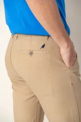 Bermuda color beige de algodón y tencel, de corte recto.