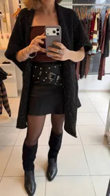 Falda corta de gabardina elastizada en color negro, con diseño liso y corte ajustado.