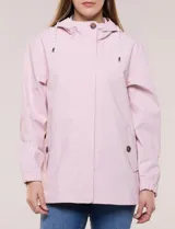 Gabardina estilo parka impermeable de color beige, con capucha fija con cordón ajustable, cierre frontal oculto con broches y bolsillos laterales.