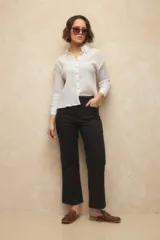 Pantalón negro de corte recto, con bolsillos laterales y recortes tipo cargo.