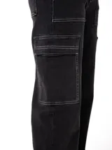 Pantalón de jean estilo cargo con corte relajado, color negro con costuras en contraste. Presenta bolsillos de parche delanteros, bolsillos cargo laterales en las piernas y tiro alto.