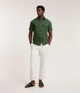 Camisa comfort masculina de lino y algodón color marrón, con cuello inglés, mangas cortas con vuelta, cierre frontal por botones y un bolsillo en el pecho.