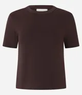 Blusa básica ajustada en rib de algodón, de manga corta y cuello redondo, color mostaza.