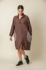 Túnica marrón de viscosa texturizada con cierre de botones, bolsillos laterales y detalle de rayas verticales en los bolsillos.