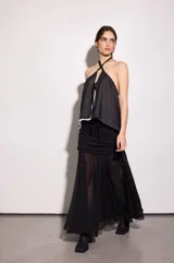 Top reversible de corte suelto y fluido, con tiras cruzadas al cuello y abertura frontal.