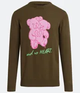 Suéter marrón de punto con cuello redondo y mangas largas. Presenta un estampado frontal de dos osos de peluche rosas con un corazón roto y la frase "and no heart" en verde.