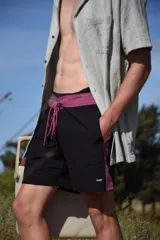 Short de baño negro con cintura fucsia y cordón ajustable.