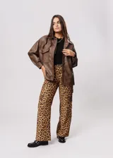 Pantalón de tiro alto con estampado animal print de leopardo, corte recto y bolsillos laterales.