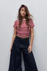 Jean wide leg negro de tiro alto, con calce amplio y pierna extra ancha, de líneas limpias.