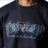 Buzo de cuello redondo Thrasher, color azul marino, con estampado frontal gráfico que incluye el logo de la marca, un gato y marcas de garras.
