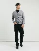 Pantalon de pana de corte recto con diseño de cinco bolsillos, incluyendo bolsillos traseros de parche y cierre con botones y remaches metálicos.
