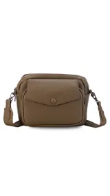 Bandolera color marrón oscuro con textura granulada, dos compartimentos principales con cierre, un bolsillo frontal con solapa y botón, y un bolsillo trasero con cierre. Incluye correa de tela ajustable.