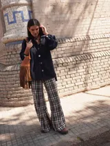 Pantalón de corte oxford con diseño a cuadros, cierre y elástico en la cintura.