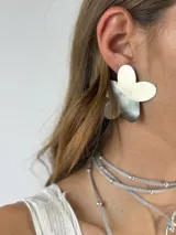 Aros colgantes plateados con forma de flor de cinco pétalos.